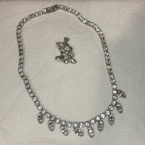 ✨ Vintage rhinestone necklace and earring set ✨